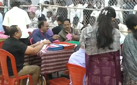 வாக்கு எண்ணிக்கையில் ஈடுபட்டுள்ள அலுவலர்கள்