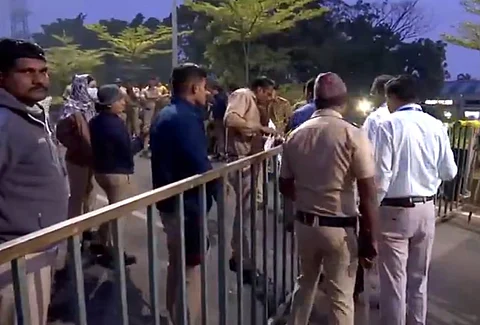 வாக்கு எண்ணிக்கை மையத்தில் பாதுகாப்புப் பணியில் ஈடுபட்டுள்ள காவல்துறையினர்.