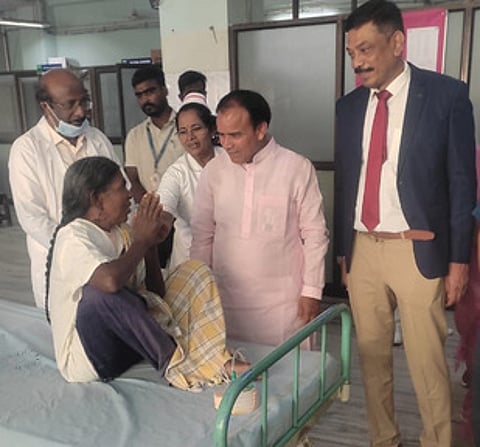 சென்னை ராஜீவ் காந்தி அரசு பொது மருத்துவமனையை சனிக்கிழமை பாா்வையிட்ட உத்தரகண்ட் மாநில சுகாதாரத் துறை அமைச்சா் ஆா்.தன்சிங் ராவத். உடன், மருத்துவமனையின் டீன் தேரணி ராஜன்.