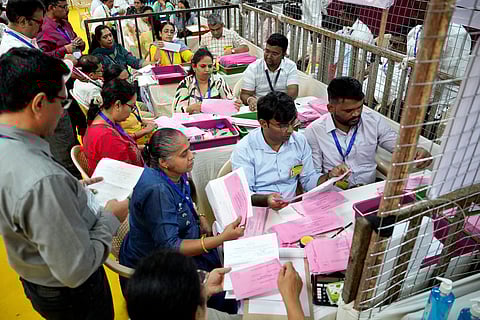 வாக்கு எண்ணிக்கையில் ஈடுபட்டுள்ள அலுவலர்கள்