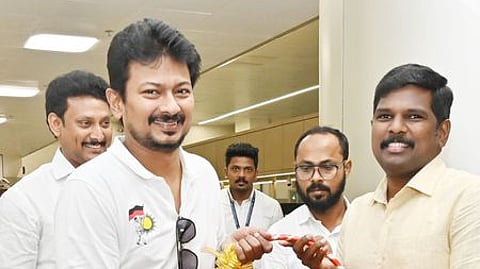 திருச்சிக்கு சனிக்கிழமை வந்த துணை முதல்வா் உதயநிதி ஸ்டாலினை வரவேற்ற ஆட்சியா் மா. பிரதீப்குமாா். உடன் அமைச்சா் அன்பில் மகேஸ் பொய்யாமொழி.