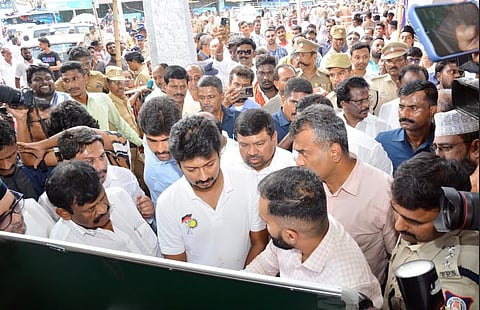நாகூர் தர்காவில் நடைபெற உள்ள சந்தனக்கூடு திருவிழா முன்னேற்பாடு பணிகள் குறித்து ஞாயிற்றுக்கிழமை நேரில் ஆய்வு மேற்கொண்ட துணை முதல்வர் உதயநிதி ஸ்டாலின்.