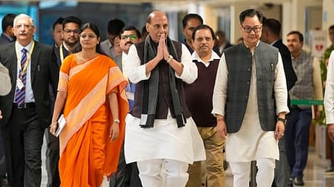 நாடாளுமன்ற அனைத்துக் கட்சிக் கூட்டத்தில் பங்கேற்க வந்த மத்திய அமைச்சா்கள் ராஜ்நாத் சிங், கிரண் ரிஜிஜு, இணையமைச்சா் அனுப்ரியா படேல்.