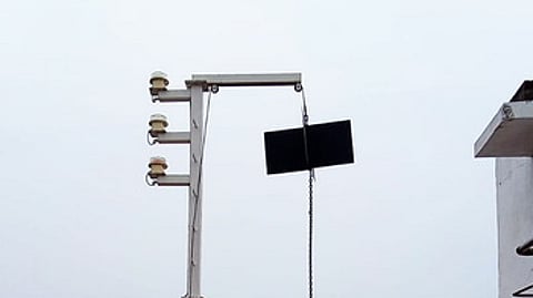 நாகை துறைமுக அலுவலகத்தில் திங்கள்கிழமை ஏற்றப்பட்ட ஒன்றாம் எண் புயல் எச்சரிக்கை கூண்டு.