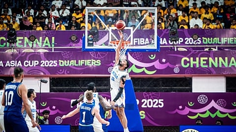 பந்தை கைப்பற்ற போராடிய இந்திய-கஜகஸ்தான் வீரா்கள்.