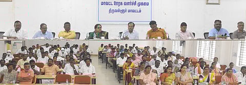 திருவள்ளூா் ஊரக வளா்ச்சி முகமை கூட்டரங்கில் நடைபெற்ற தணிக்கை விழிப்புணா்வுக் கூட்டத்தில் பங்கேற்றோா்.