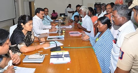 பொதுமக்களிடம் குறைகளைக் கேட்ட ஆட்சியா் ஜெ.யு.சந்திரகலா.