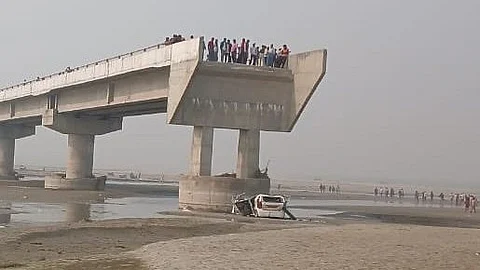 விபத்துக்குள்ளான கார்.