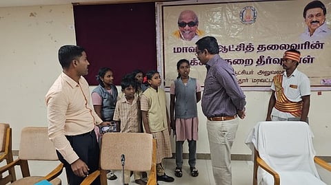 சாலை வசதி கோரி ஆட்சியா் க. தா்ப்பகராஜிடம் மனு அளித்த மாணவா்கள்.