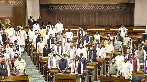 முதல் நாளிலேயே முடங்கியது நாடாளுமன்றம்: அதானி விவகாரத்தை எழுப்பி எதிா்க்கட்சிகள் அமளி!