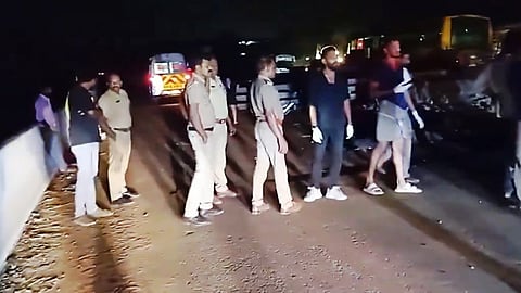 சாலையோரம் தூங்கிக் கொண்டிருந்தவர்கள் மீது லாரி ஏறி விபத்து! தமிழகத்தைச் சேர்ந்த 5 பேர் பலி