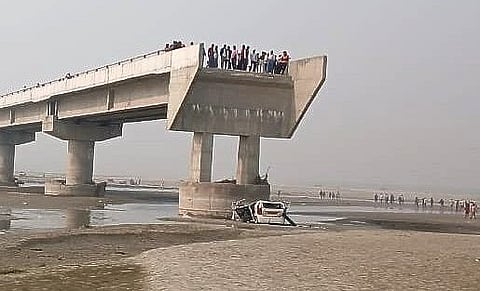 இடிந்த பாலத்திலிருந்து கீழே விழுந்த கார்.