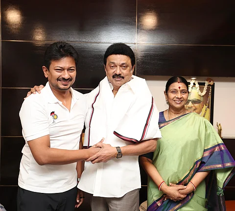 முதல்வர் ஸ்டாலினைச் சந்தித்து பிறந்தநாள் வாழ்த்து பெற்றார் உதயநிதி ஸ்டாலின்.