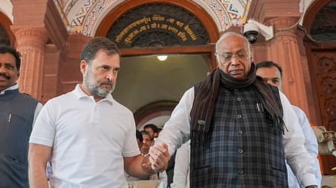 ராகுல் காந்தி, மல்லிகாா்ஜுன காா்கே.