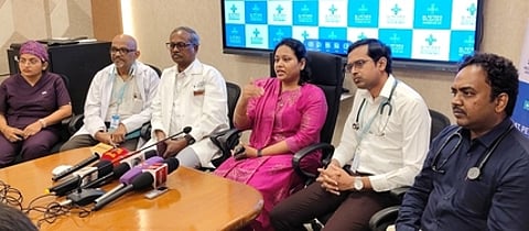 செய்தியாளா்களை சந்தித்து மருத்துவ அறுவை சிகிச்சை குறித்து விவரித்த ஒசூா் செயின்ட் பீட்டா்ஸ் மருத்துவக் கல்லூரி செயலாளா் லாசியா தம்பிதுரை.