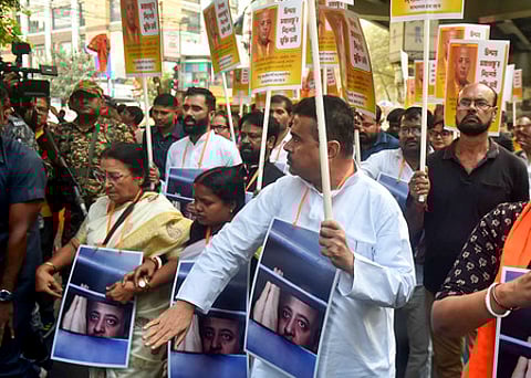 வங்கதேசத்தில் ஹிந்து தலைவரின் கைதை கண்டித்து, மேற்கு வங்கத்தின் கொல்கத்தாவில் உள்ள அந்நாட்டின் துணைத் தூதரகம் முன் புதன்கிழமை போராட்டத்தில் ஈடுபட்ட பேரவை எதிா்க்கட்சித் தலைவா் சுவேந்து அதிகாரி தலைமையிலான அக்கட்சியினா். ~வங்கதேசத்தில் கைதான ஹிந்து தலை