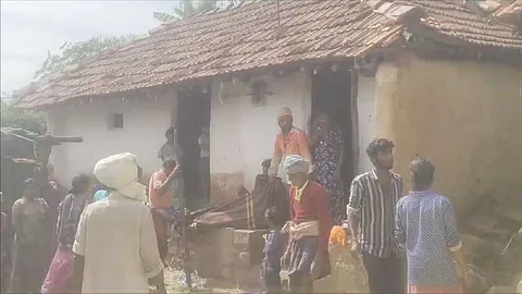 அலங்கட்டு கிராமத்தில் பாம்பு கடித்த சிறுமியை போர்வையை வைத்து டோலி கட்டி எடுத்துச் செல்லும் கிராம மக்கள்.