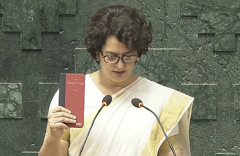 மக்களவை உறுப்பினராக பதயேற்கும் பிரியங்கா காந்தி.