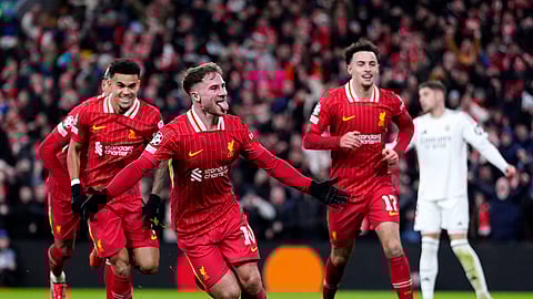 கோல் அடித்த மகிழ்ச்சியில் லிவர்பூல் அணி வீரர்கள்.