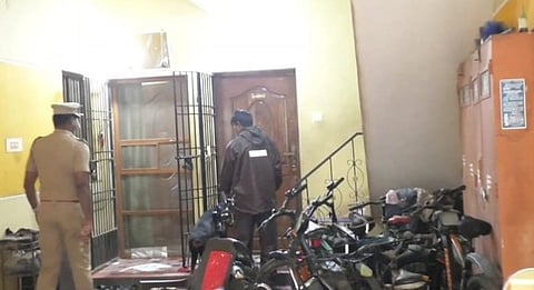 மாதவரம் பகுதியில் திருட்டு நடைபெற்ற வீட்டில் மோப்ப நாய் உதவியுடன் சோதனையில் ஈடுபட்ட காவல் துறையினா்.