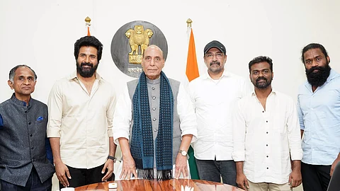 பாதுகாப்புத்துறை அமைச்சரை சந்தித்த அமரன் படக்குழுவினர்.