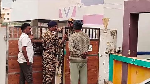 பாதுகாப்புப் பணியில் ஈடுபட்டுள்ள மத்திய ஆயுதப்படை காவலர்கள்.