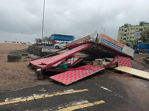 சென்னை கொரட்டூா் பகுதியில் உள்ள வீடுகளை சூழ்ந்த கழிவுநீா் கலந்த மழைநீா்.