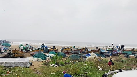 விழுப்புரம் மாவட்டம், கோட்டக்குப்பம் அருகிலுள்ள தந்திராயன்குப்பத்தில் கடல் சீற்றம் காரணமாக பாதுகாப்பாக நிறுத்தி வைக்கப்பட்டிருந்த படகுகள்.