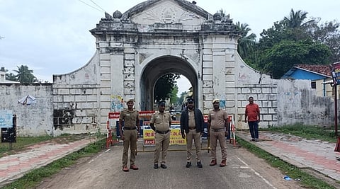 டேனிஷ் கோட்டை நுழைவு வாயில் தடுப்பு அமைத்து போலீஸாா் பாதுகாப்பு பணியில் ஈடுபட்டுள்ளனா்.