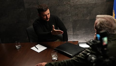 ஸ்கை நியூஸ் தொலைக்காட்சிக்கு பேட்டியளிக்கும் வொலோதிமீா் ஸெலென்ஸ்கி