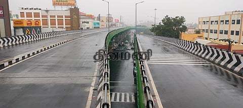 வாகனங்களின்றி வெறிச்சோடிய சாலை.