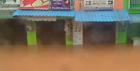 வெள்ளத்தில் மிதக்கும் புதுவை.