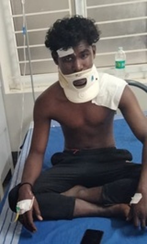 கவிழ்ந்து கிடந்து கிடக்கும் வேன்.