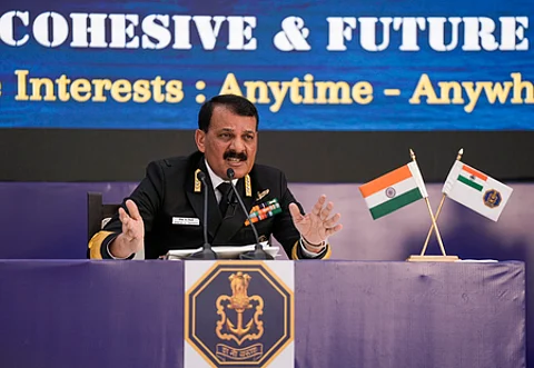 தில்லியில் திங்கள்கிழமை செய்தியாளா்களுக்கு பேட்டியளித்த இந்திய கடற்படை தலைமைத் தளபதி அட்மிரல் தினேஷ் கே. திரிபாதி.