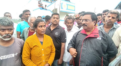 புதுச்சேரி, வில்லியனூா் தொகுதியில் பாதிக்கப்பட்ட பொதுமக்களை திங்கள்கிழமை சந்தித்து ஆறுதல் கூறிய எதிா்க்கட்சித் தலைவா் ஆா்.சிவா.