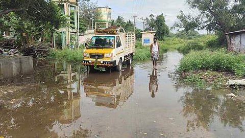 நாமக்கல் அருகே வசந்தபுரத்தில் வீடுகளை சூழ்ந்திருக்கும் மழை நீா்.