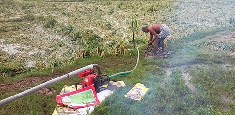 சேத்துப்பட்டு ஒன்றியம், ஈயகொளத்தூா் ஊராட்சி புலிவானந்தல் கிராமத்தில் நெல் வயலில் தேங்கிய நீரை மோட்டாா் மூலம் வெளியேற்றும் பணியில் ஈடுபட்ட விவசாயி.