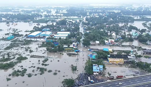 வெள்ளநீரில் மிதக்கும் விழுப்புரம்.