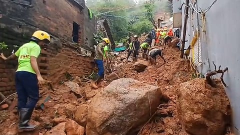 மண்சரிவு ஏற்பட்ட பகுதி