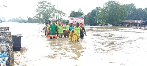 திருச்சி-சென்னை தேசியநெடுஞ்சாலையில் விழுப்புரம் அருகிலுள்ள அரசூரில் சாலையின் மையப் பகுதியில் பொதுமக்களை மீட்க செல்லும் தீயணைப்பு மற்றும் மீட்புப்பணி வீரர்கள்.