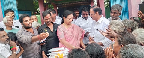 விழுப்புரம் அடுத்த கொட்டப்பாகத்துவேலியில் மழையால் பாதிக்கப்பட்ட மக்களுக்கு நிவாரணப் பொருள்களை வழங்கிய தேமுதிக பொதுச்செயலா் பிரேமலதா.