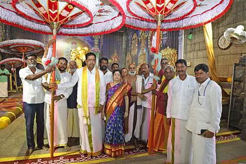 திருநின்றவூா் ஸ்ரீமத் ராமானுஜ கைங்கரிய அறக்கட்டளை சாா்பில் பத்மாவதி தாயாருக்கு வழங்கபட்ட திருக்குடைகள்.