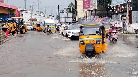 வேலூா் கிரீன்சா்க்கிள் பகுதியில் மழைநீரில் தத்தளித்து வரும் வாகனங்கள்.