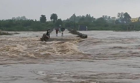 செய்யாற்றில் ஏற்பட்ட வெள்ளப்பெருக்கால் ஓதலவாடி பகுதியில் சேதமடைந்த தரைப்பாலம்.