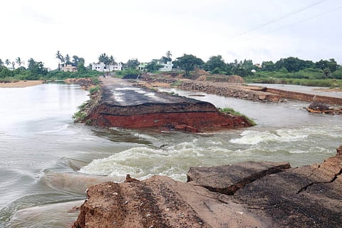 ஊத்துக்கோட்டை அருகே அஞ்சாத்தம்மன் பேருந்து நிறுத்தம் - புதுப்பாளையம் இடையே ஏற்பட்ட வெள்ளப் பெருக்கால் அடித்துச் செல்லப்பட்ட தரைப்பாலம்.