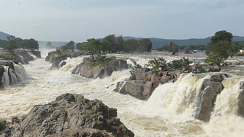 ஆர்ப்பரித்துக் கொட்டும் ஒகேனக்கல்