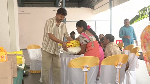 புயலால் பாதிக்கப்பட்டவர்களுக்கு நிவாரண உதவி வழங்கிய விஜய்.