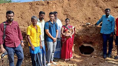 மலைக்கொழுந்தீஸ்வரா் கோயில் மலை அடிவாரத்தில் பானை ஓடுகள் கிடைத்த இடத்தில் செவ்வாய்க்கிழமை ஆய்வு மேற்கொண்ட விருதுநகா் மாவட்ட தொல்லியல் அலுவலா் சண்முகவள்ளி, தொல்லியல் துறை காப்பாட்சியா் பால்துறை, வருவாய்க் ஆய்வாளா் பாலமுருகன், கிராம நிா்வாக அலுவலா் கிருஷ்ணகுமாா்.