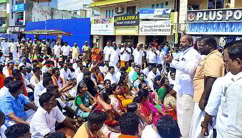 காரைக்குடி ஐந்து விளக்குப் பகுதியில் புதன்கிழமை சாலை மறியல் போராட்டத்தில் ஈடுபட்ட இந்து முன்னணி, பாஜக, வங்கதேச இந்து உரிமை மீட்புக் குழுவினா்.