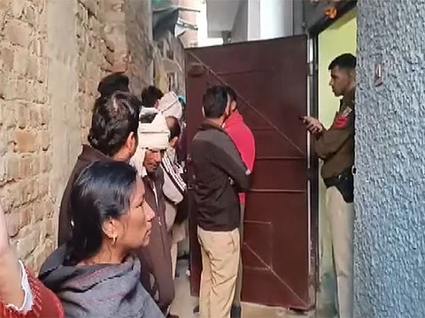 தாய், தந்தை, மகள் குத்திக் கொலை! தில்லியில் பயங்கரம்